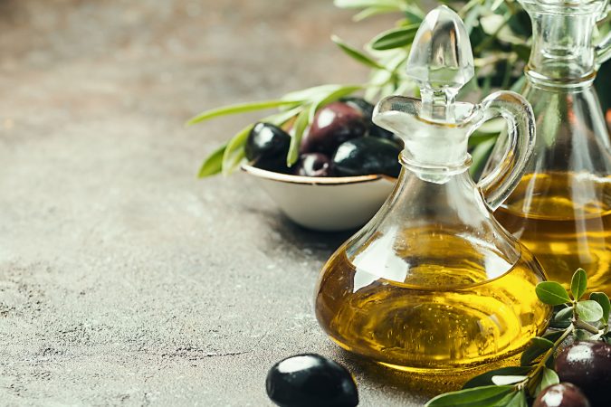 Olivenöl auf einer steinernen Tischplatte